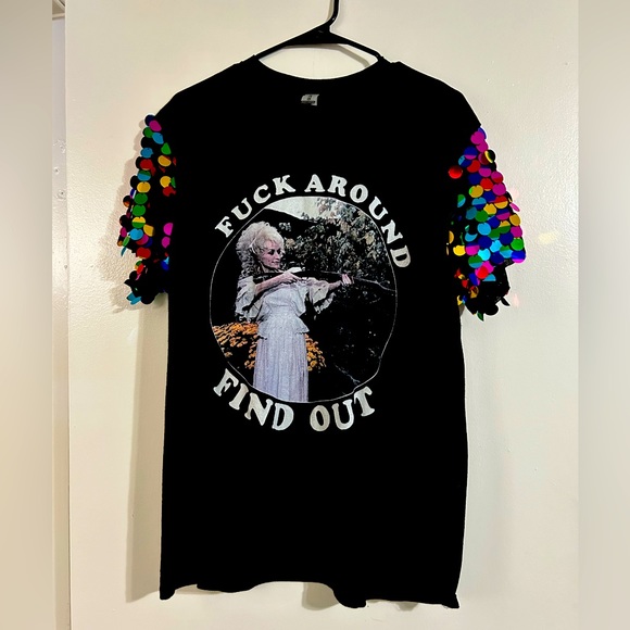 Sequin sleeved Dolly Parton shirt - Picture 1 of 1